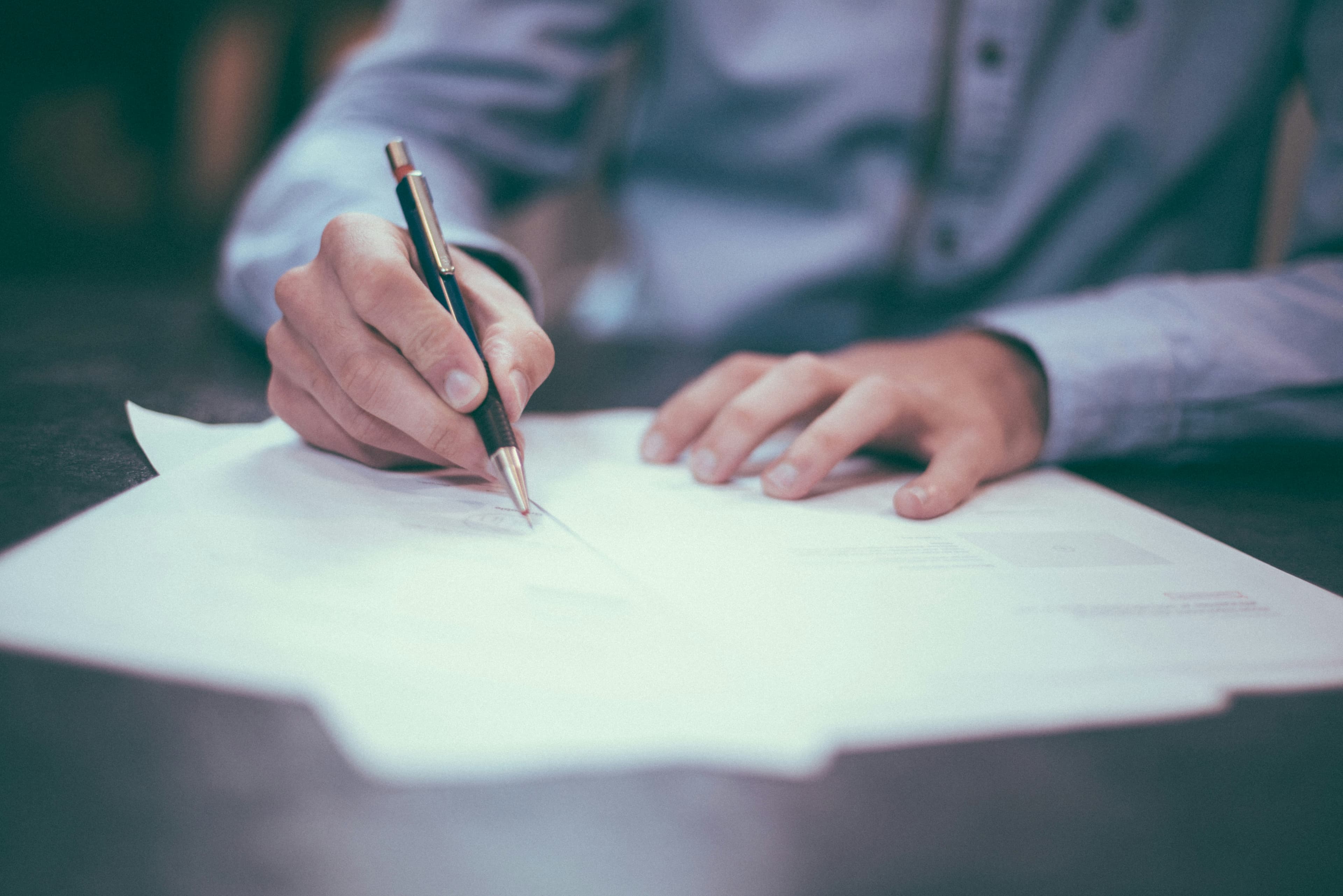 SOC 2 ou ISO 27001 pour les startups : quelle certification obtenir en premier?